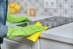 Cleaning kitchen sink